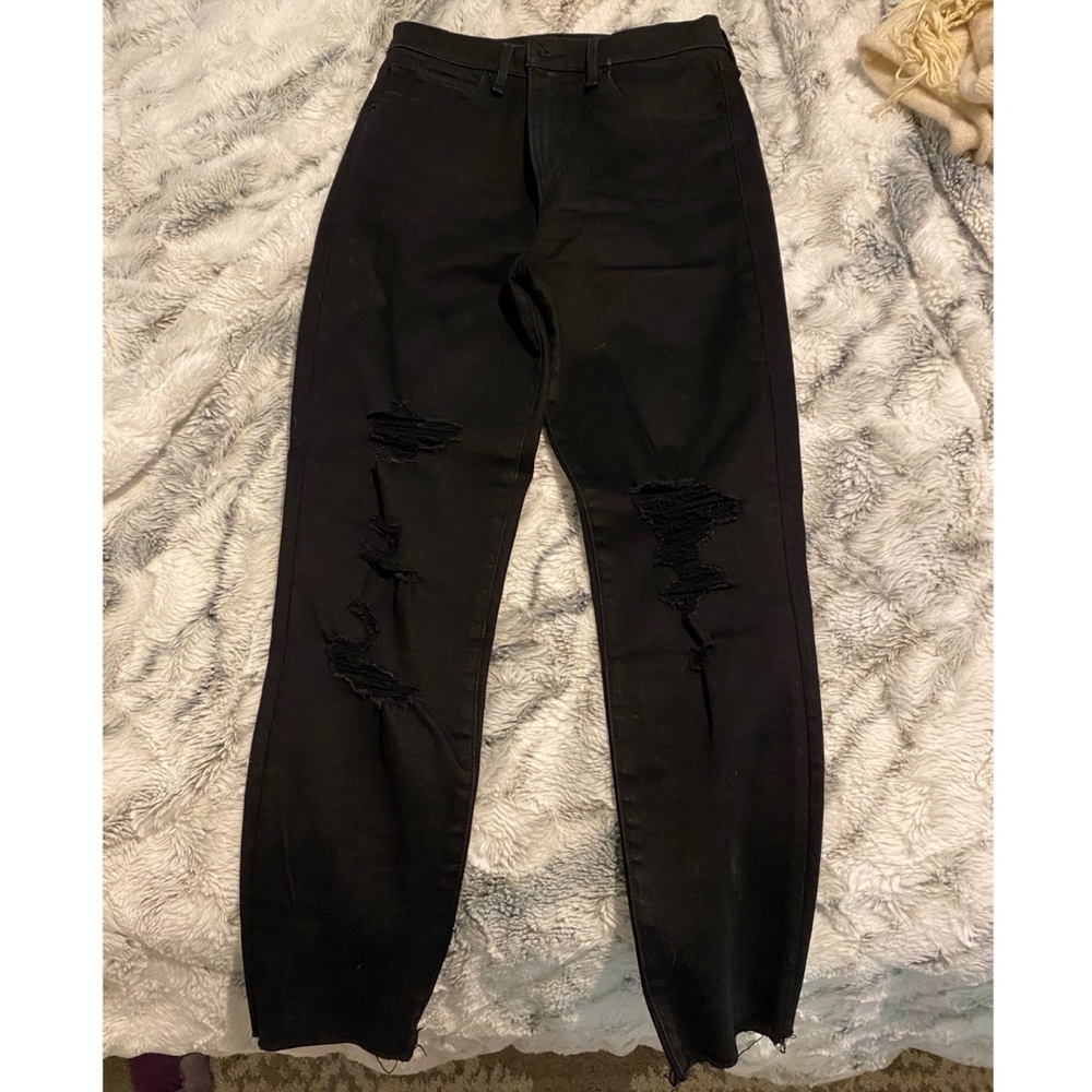ABERCROMBIE RIPPED LEG JEANS